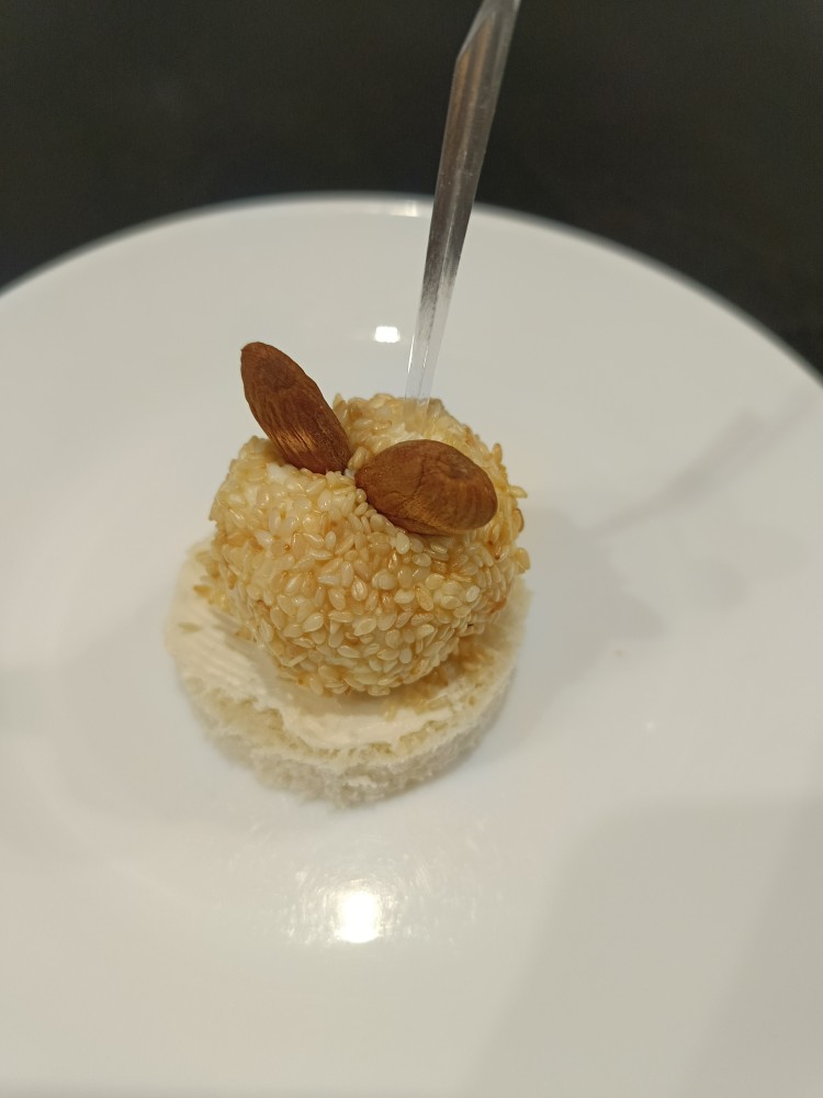 канапе с шаріком із сиру