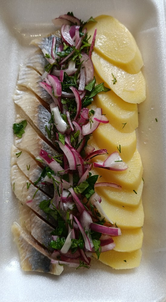 Оселедець з картоплею та цибулею