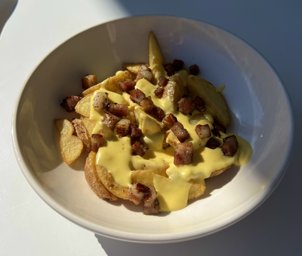 Картопля дольками під сирною ковдрою з беконом 200г