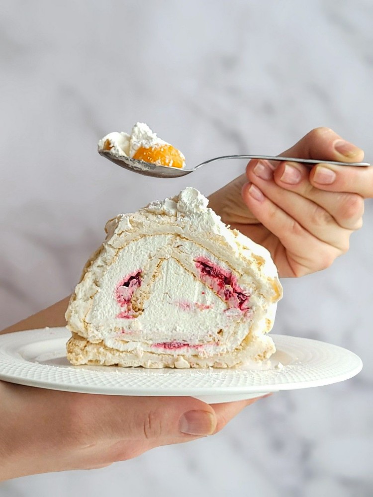 Меренговий рулет з вишнею 120г