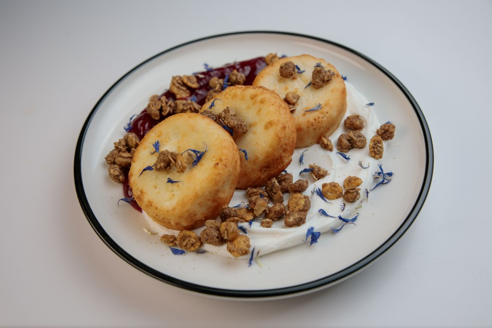 Сирники з сметаною, вишневим варенням та гранолою 300г