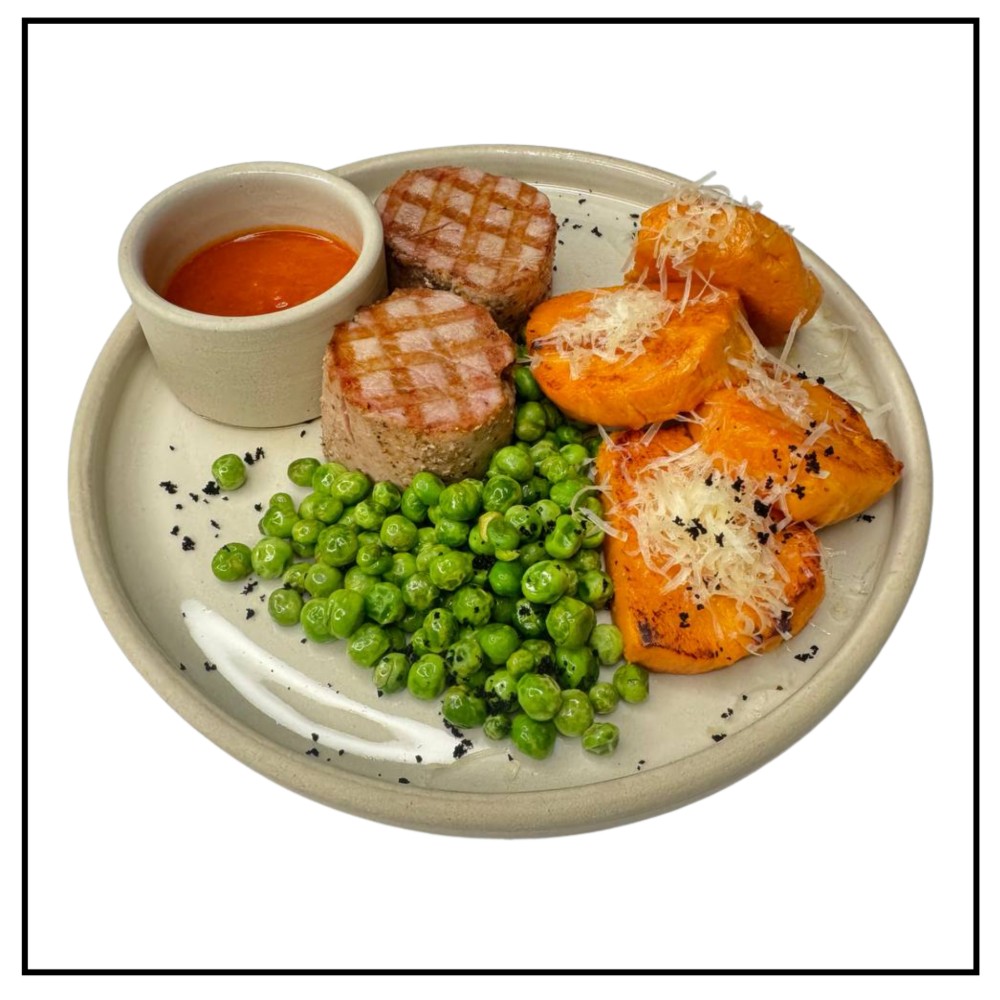 Свинячі медальйони з зеленим горошком і запеченим бататом