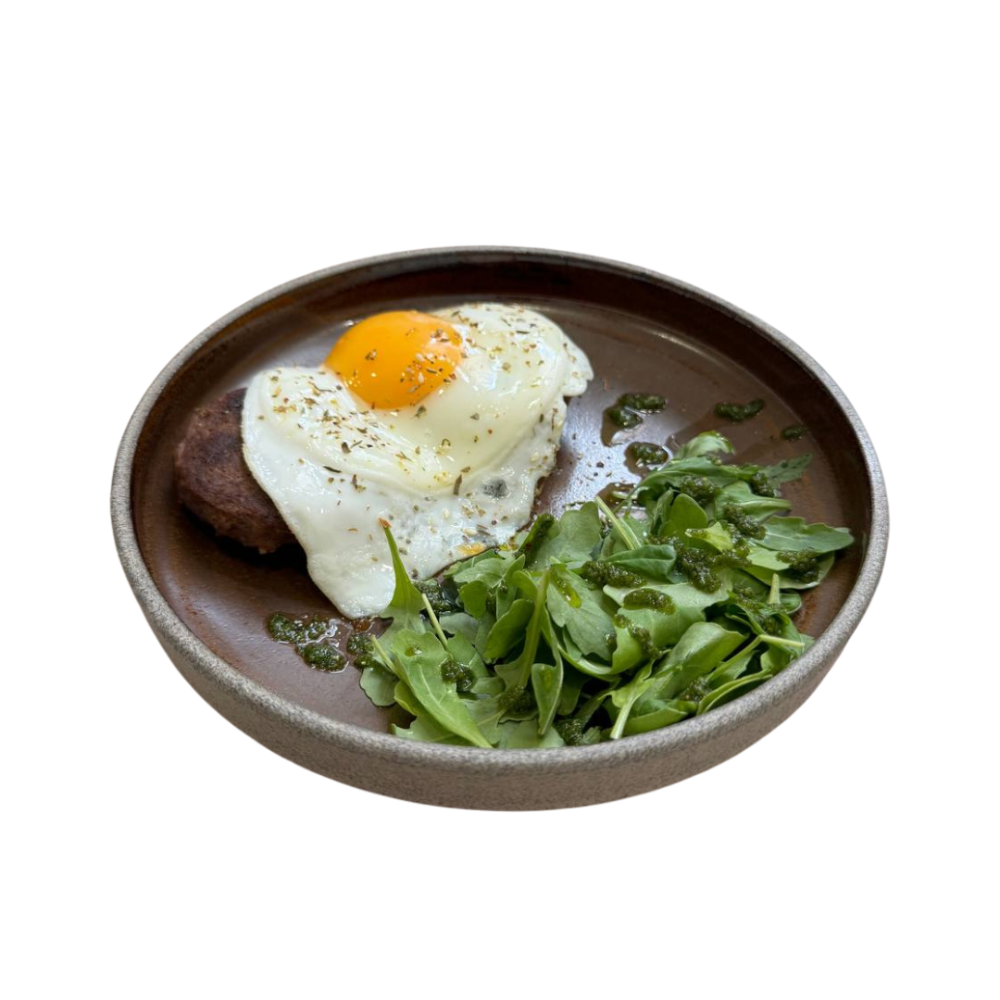 Біфштекс з яєчнею, руколою та соусом песто