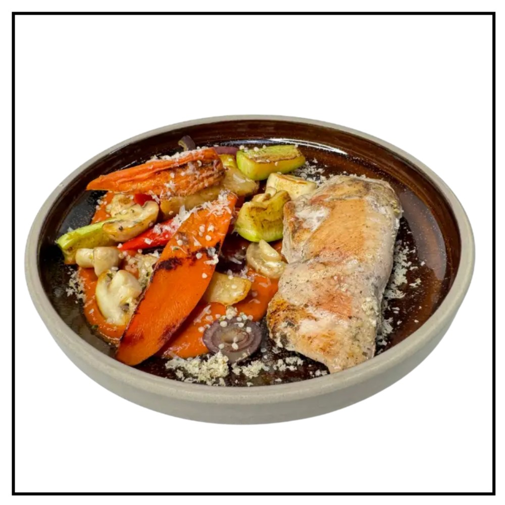 Куряче стегно з печеними овочами в томатному соусі 