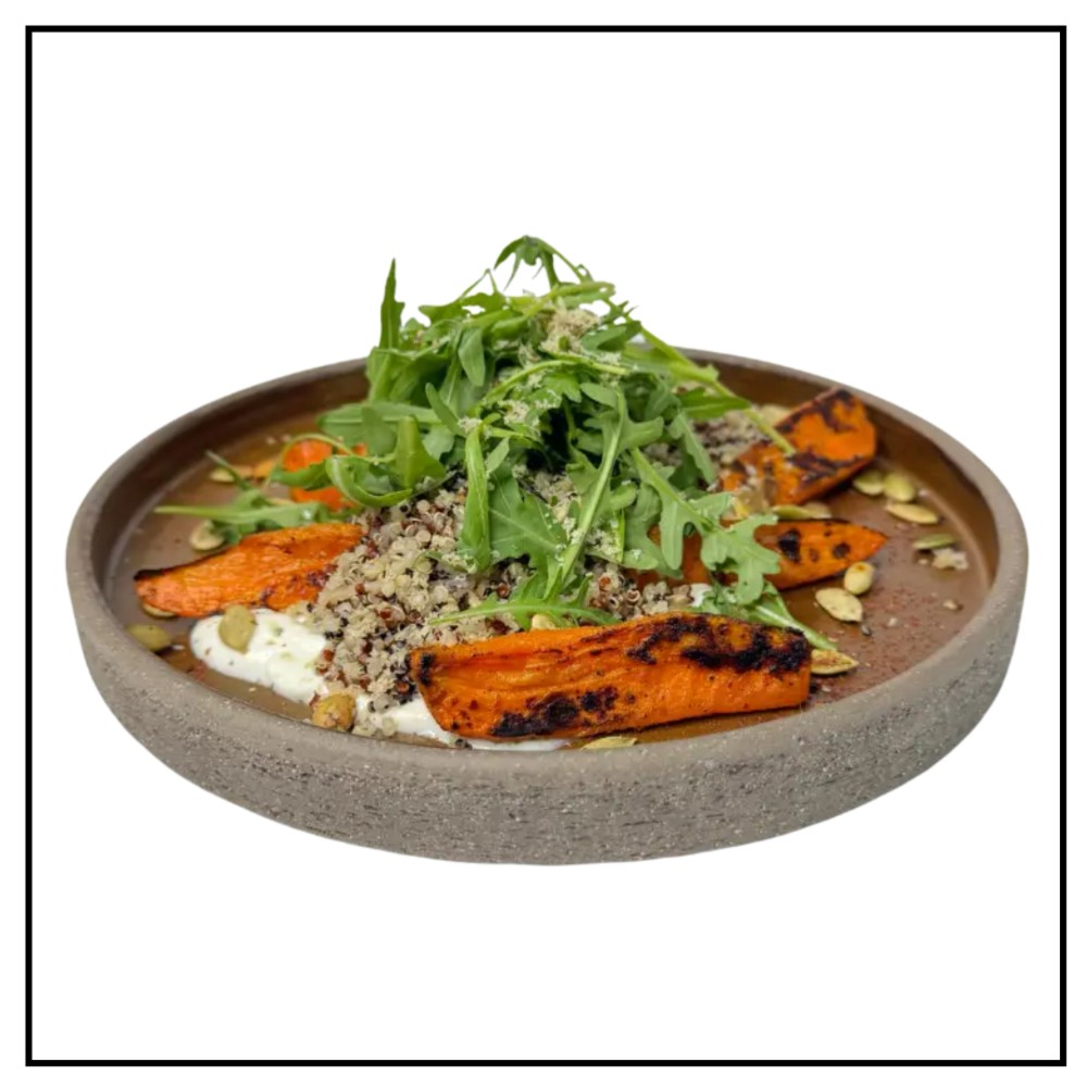 Печена морква з кіноа та соусом лабне 