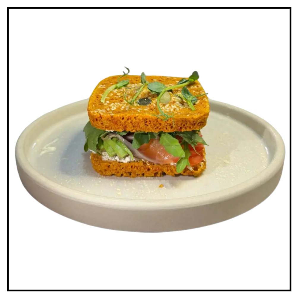 Сендвіч із лляного борошна з лососем та авокадо 