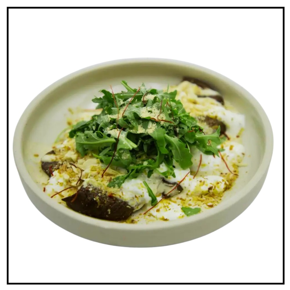 Маринований  баклажан з соусами лабне і тахіні