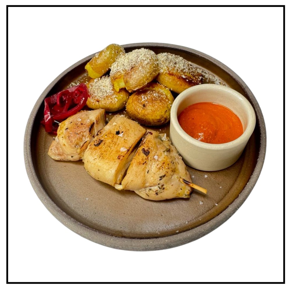 Шашлик з курячого стегна з печеною картоплею 