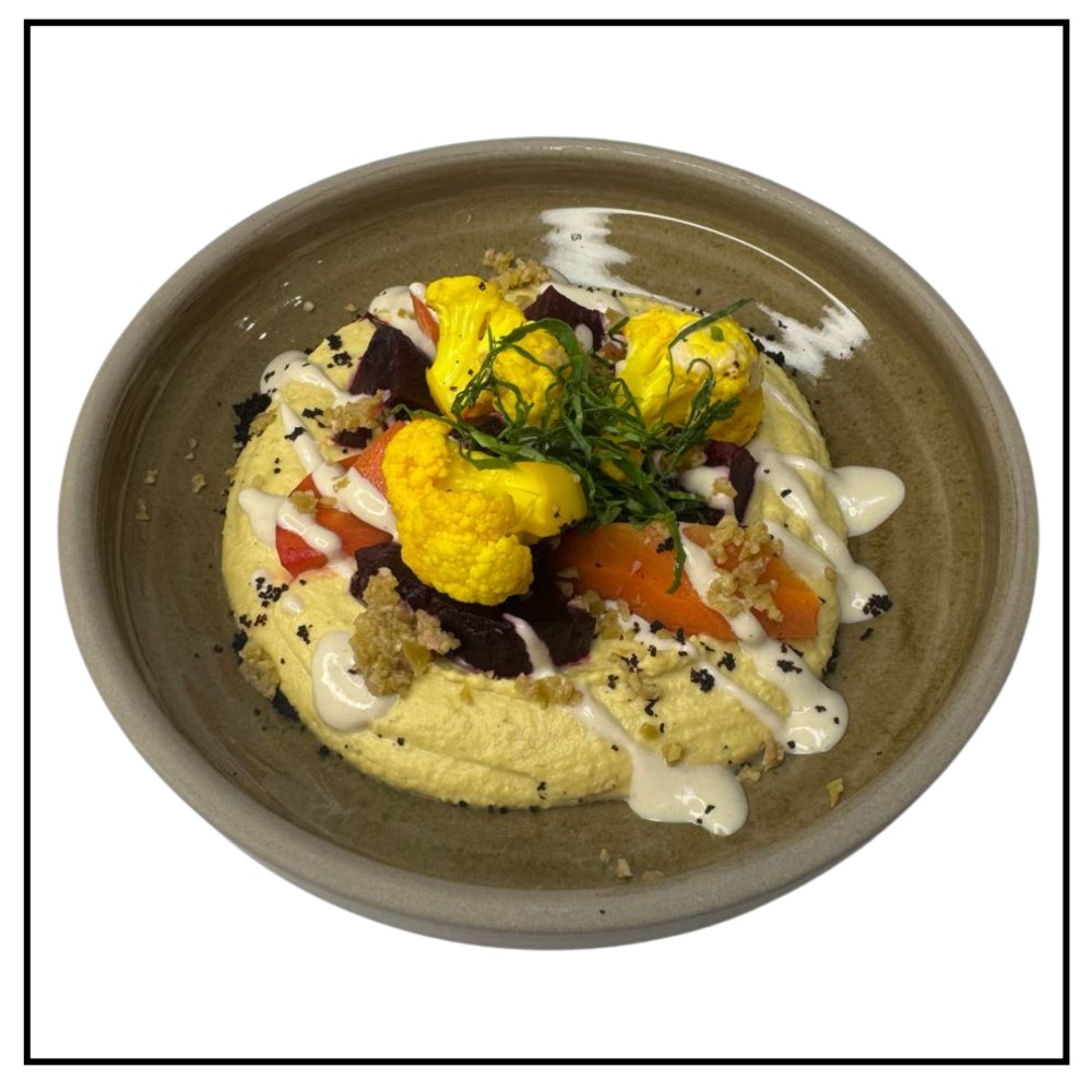 Хумус з печеними овочами та оливковим тапенадом 