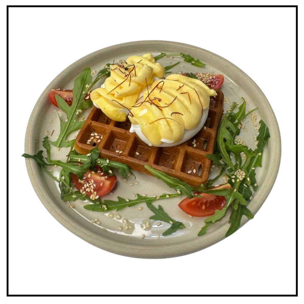 Яйця бенедикт на вафлі 