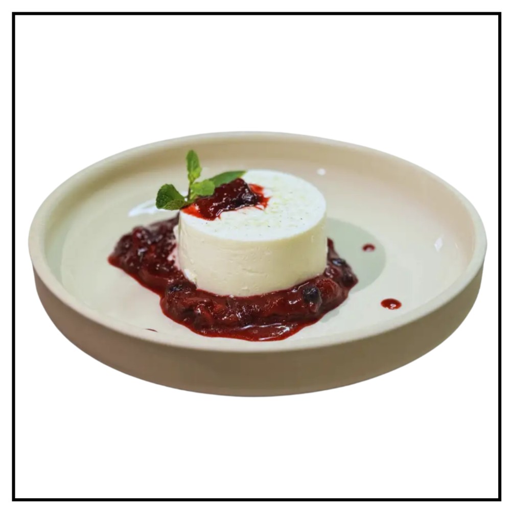 Панакота з казеїном під ягідним соусом