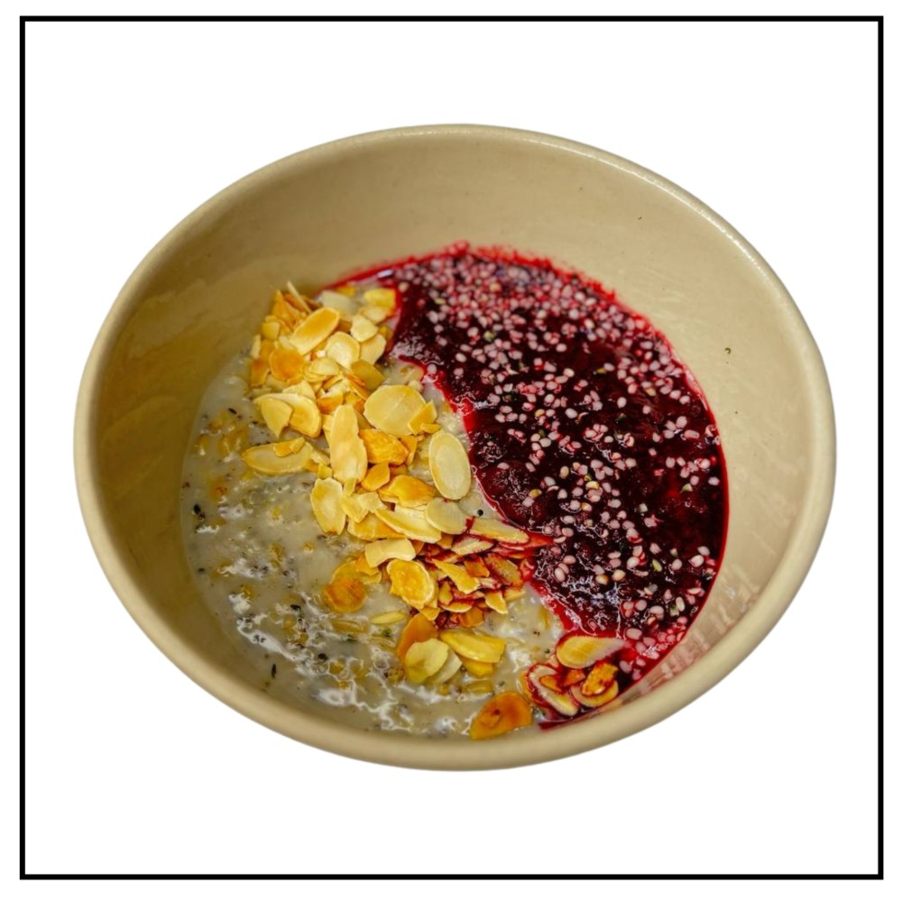 Вівсянка з ягідним джемом і мигдалевими пластівцями 