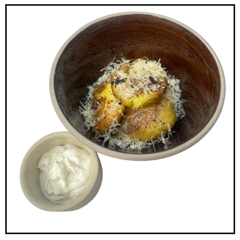 Запечена картопля з пармезаном і соусом лабне 