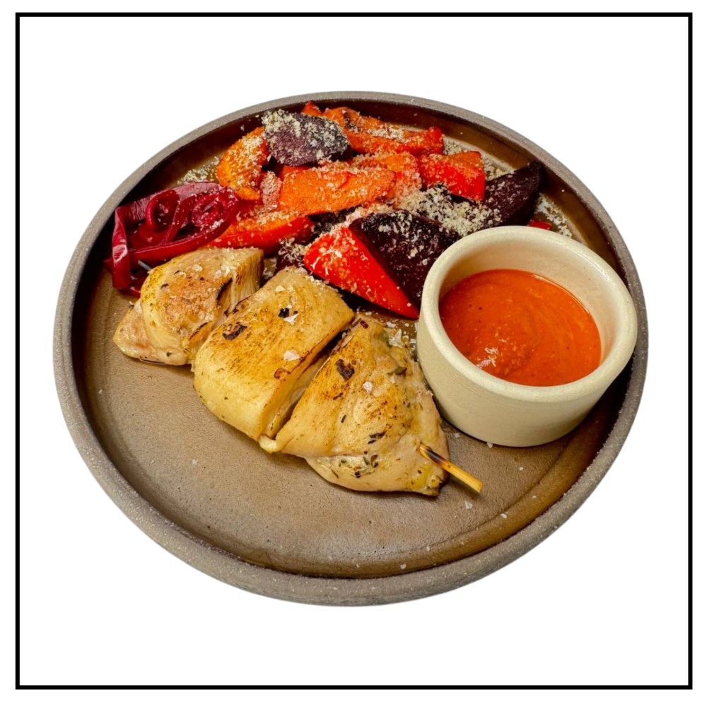 Шашлик з курячого стегна з печеними овочами 360 г