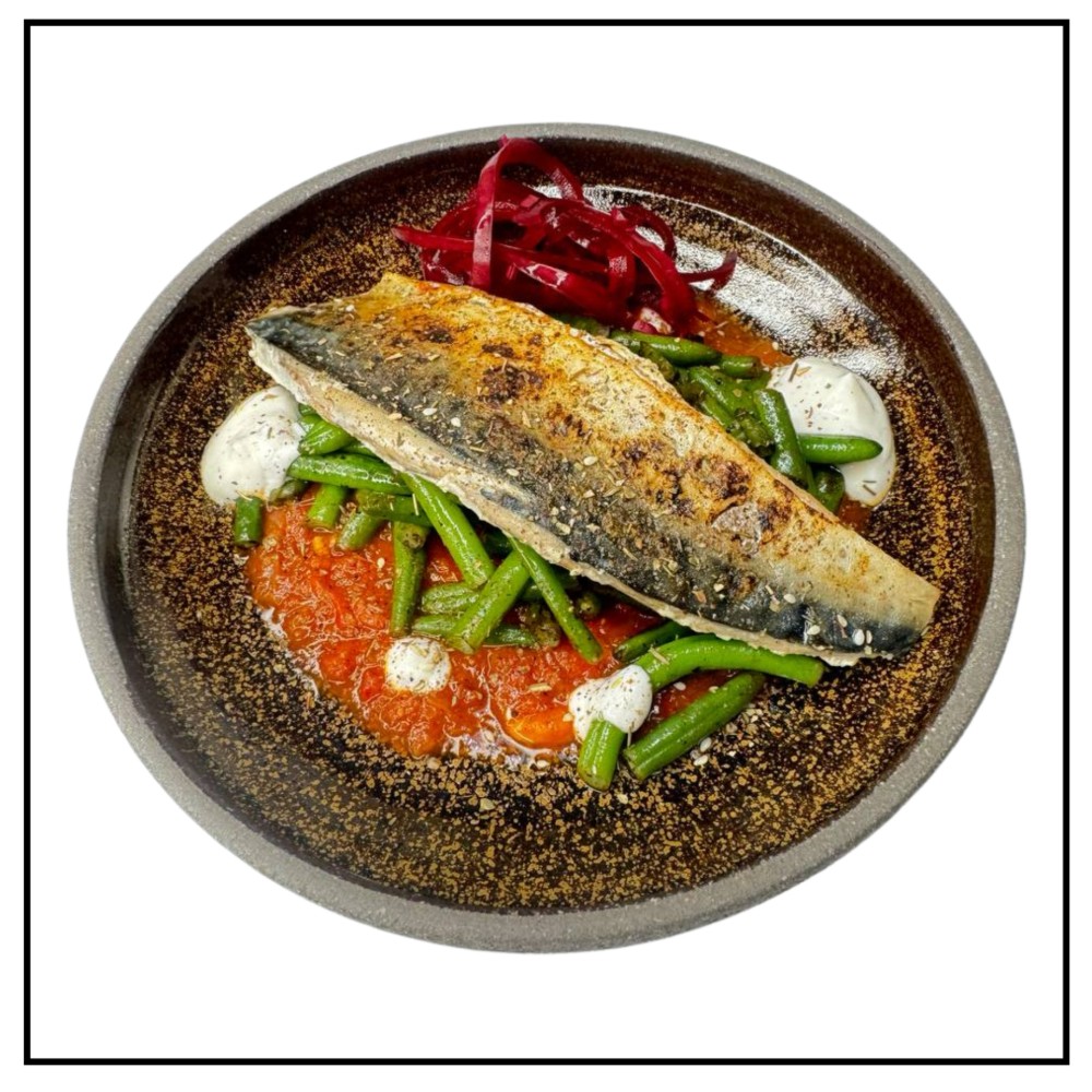 Скумбрія зі спаржевою квасолею та соусом шакшука 