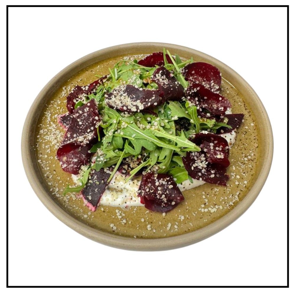 Печений буряк з соусом лабне та кіноа 