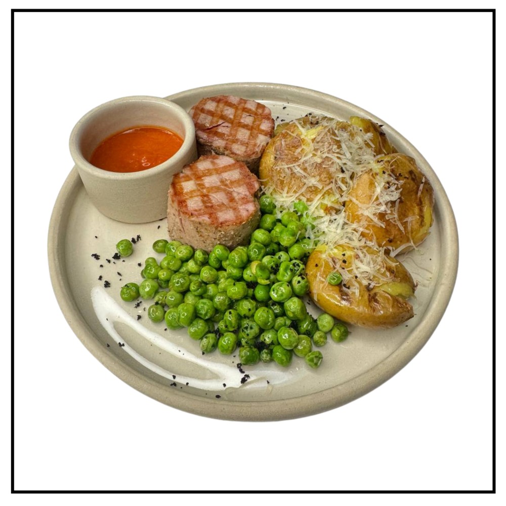 Свинячі медальйони з зеленим горошком і запеченою картоплею 