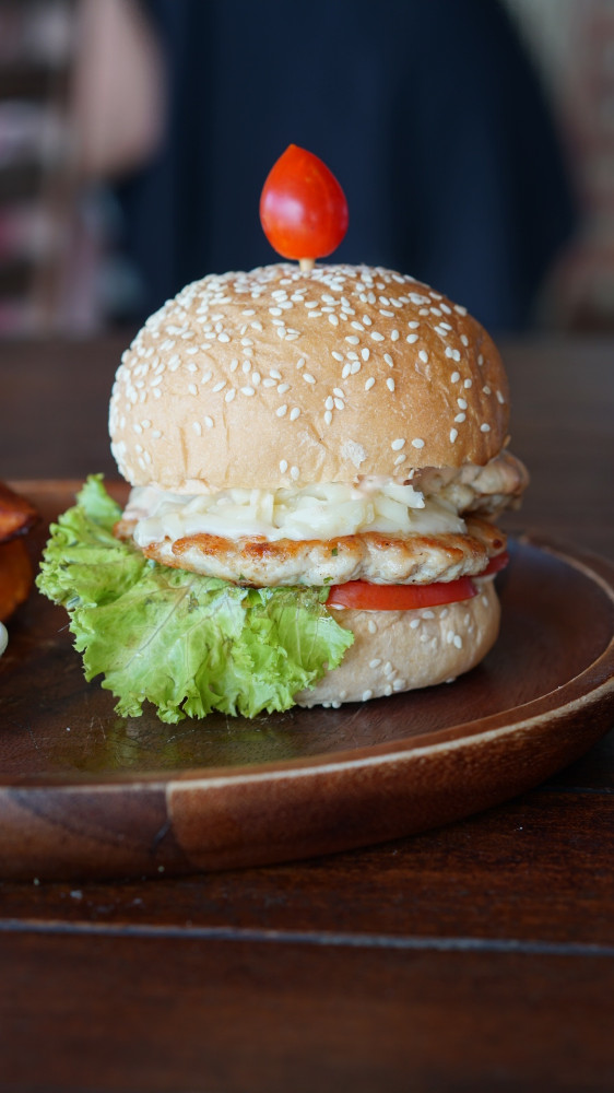 food_CHICKEN BURGER