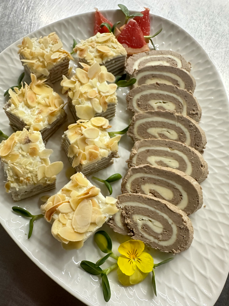 Печінковий рулет з маслом та печінковий торт