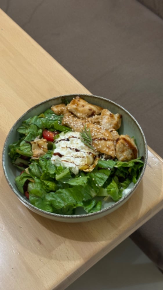 Салат з куркою чілі, артишоками та страчателлою