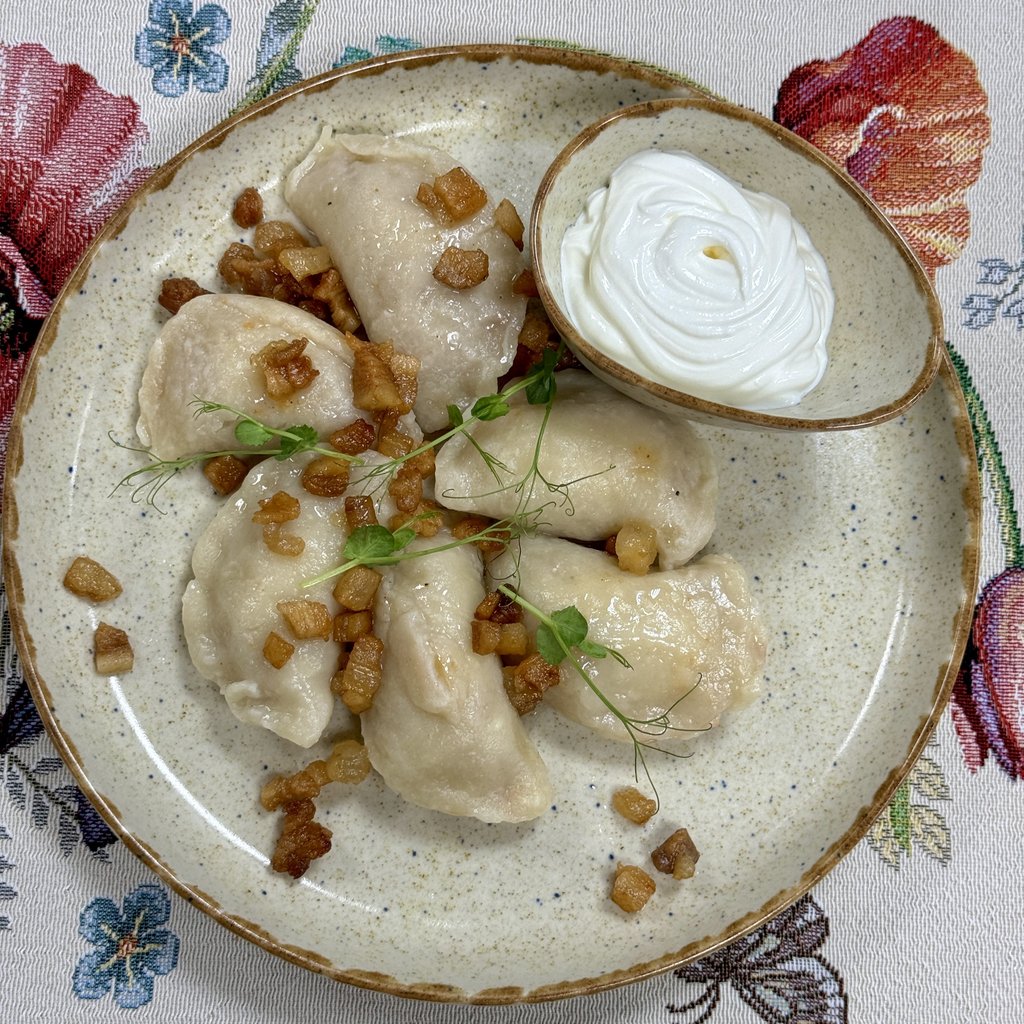 Вареники з капустою та шкварками 