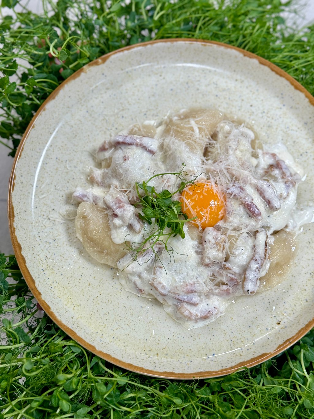 Вареники з картоплею та соусом карбонара