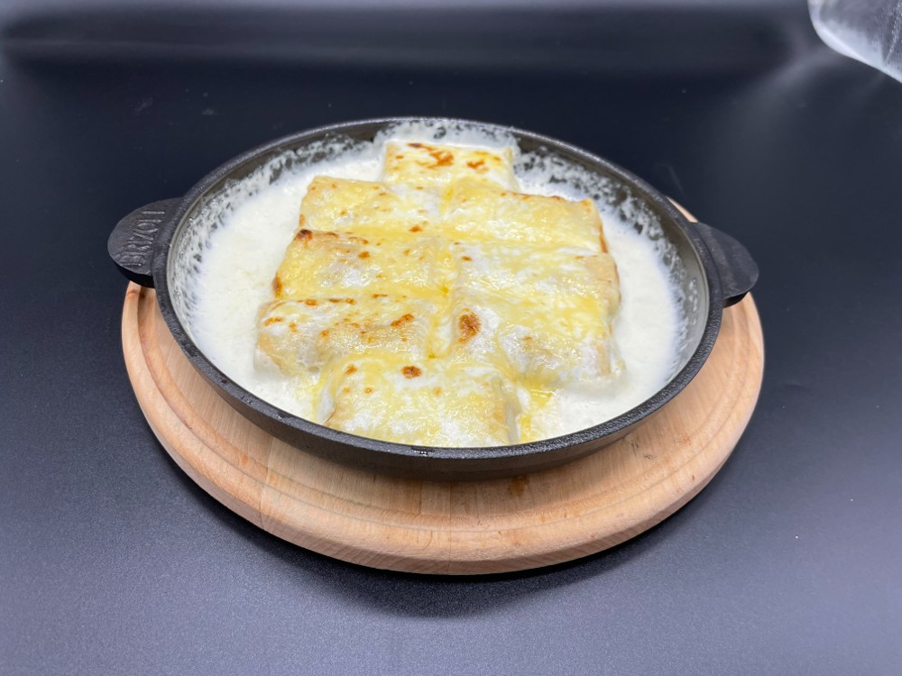 Млинчики з м'ясом під вершковим соусом