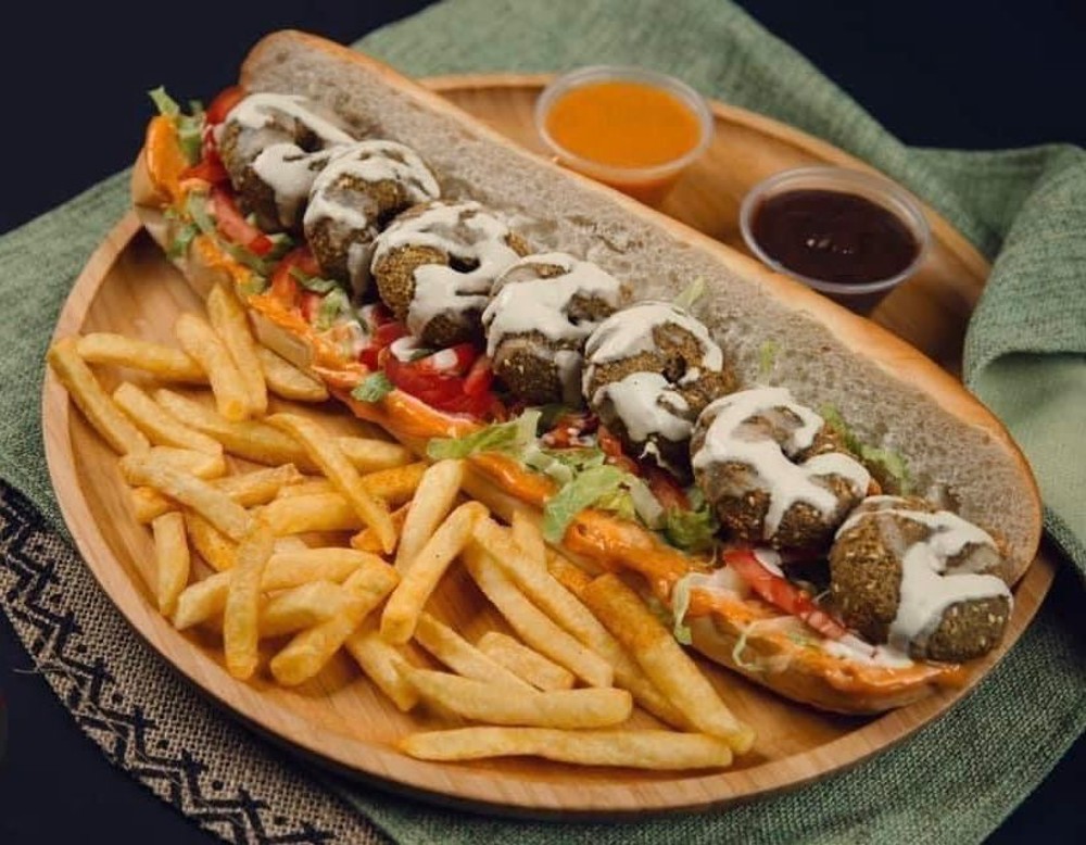 Falafel sämpylä ateria