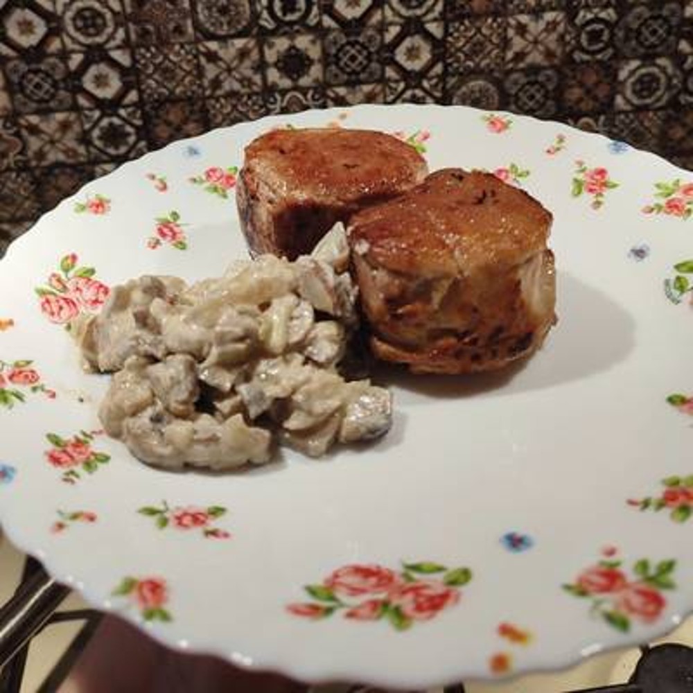 Медальйони з телятини та грибним соусом