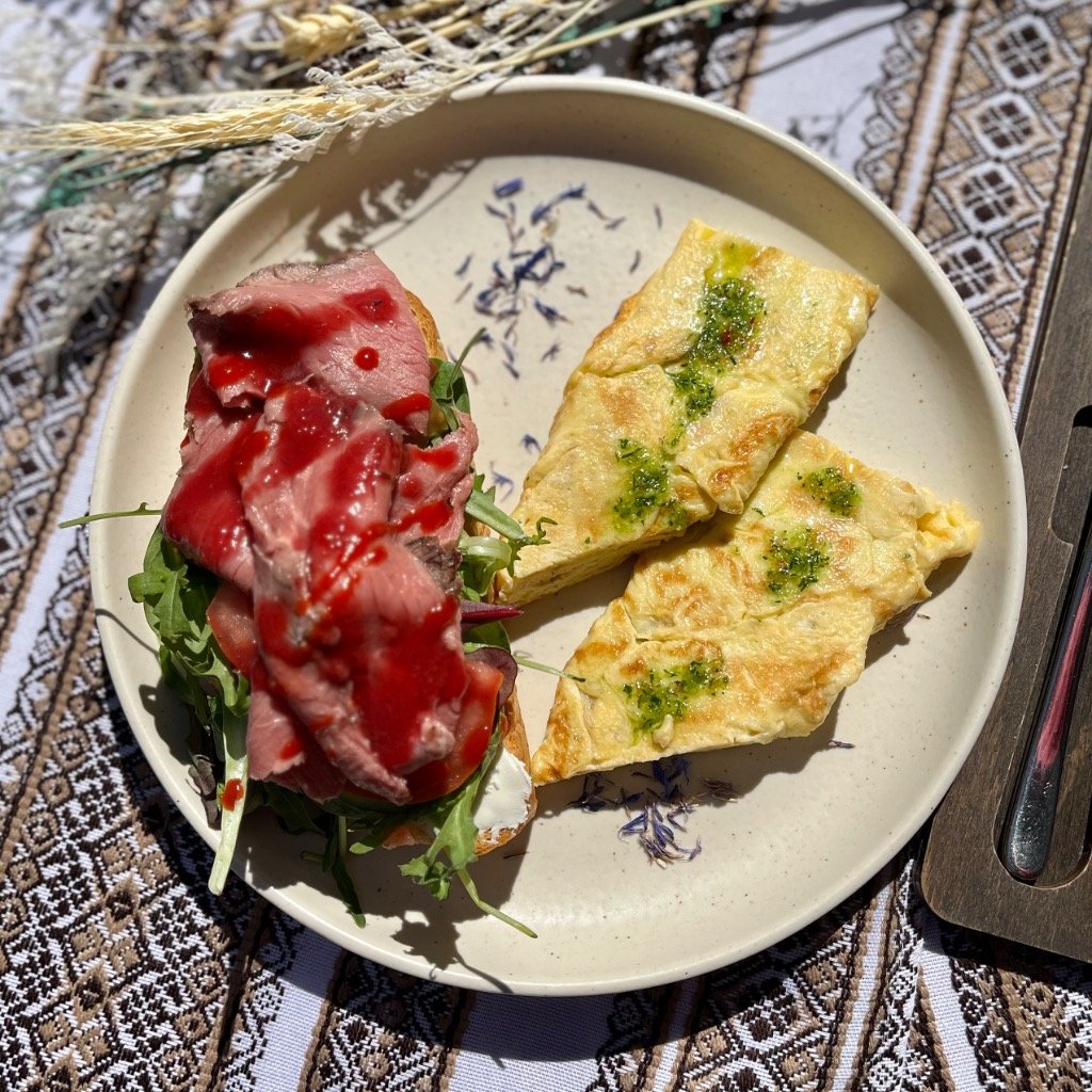 Сніданок із омлетом та канапкою з ростбіфом (Breakfest with omelette and roast beef sandwich)