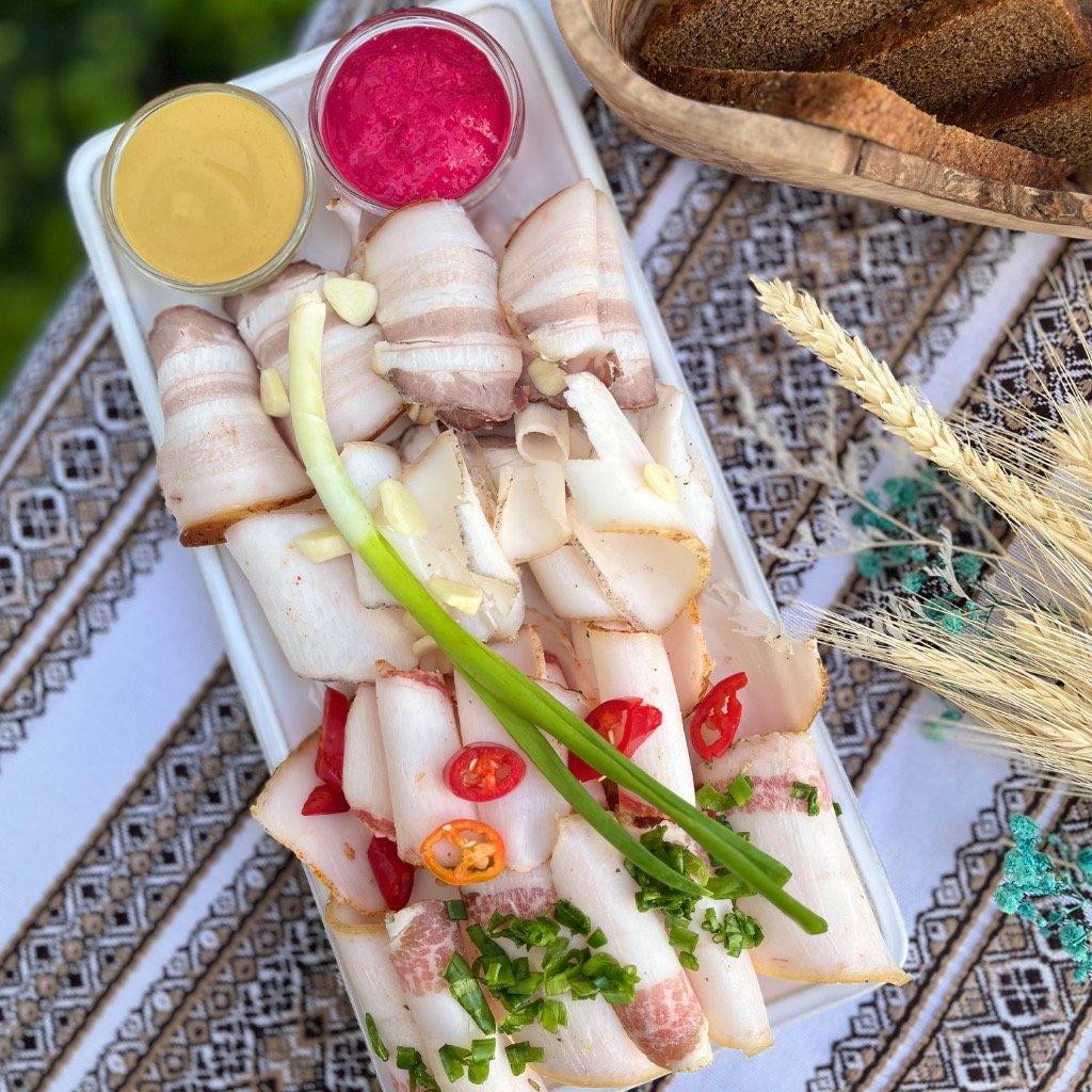 Дошка сала власного виробництва (homemade lard board)
