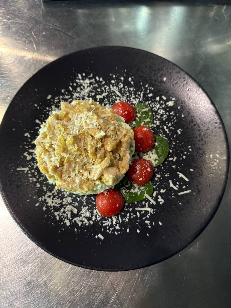 Вершковий рис з шпинатом та куркою з пармезаном