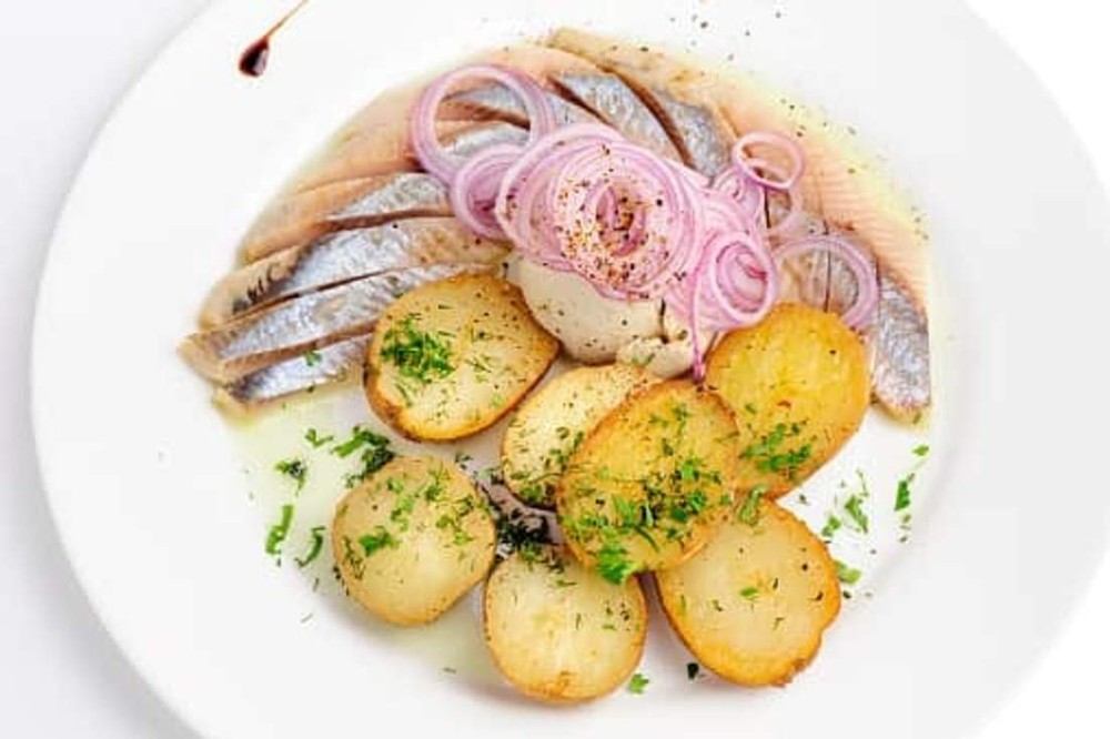 Закусочна тарілка з оселедцем, смаженою картоплею, квашеною капусточкою та маринованою цибулею