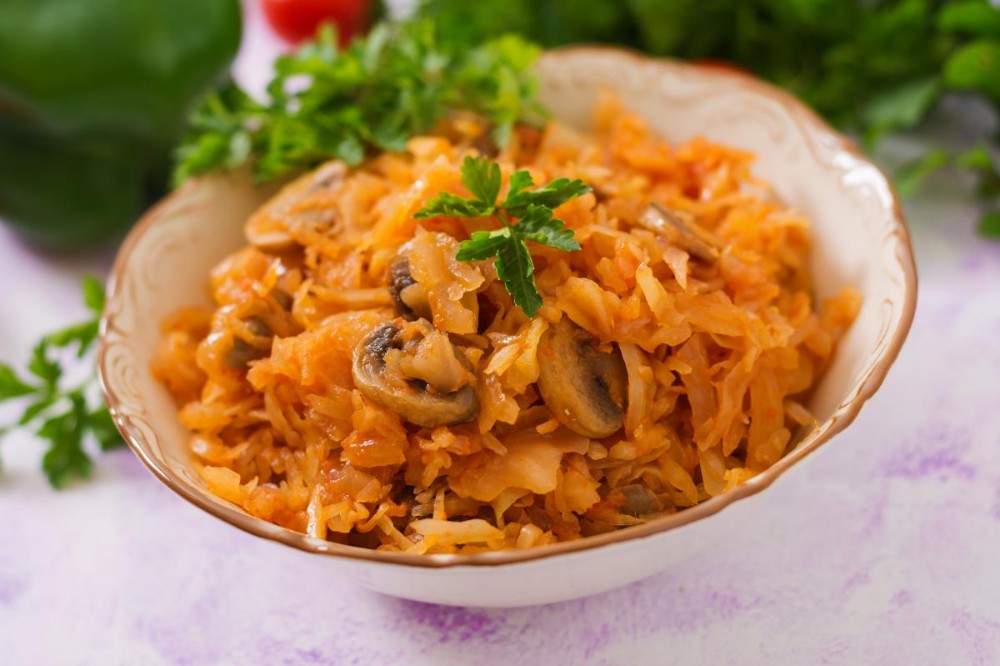 Капуста тушкована з ковбасками
