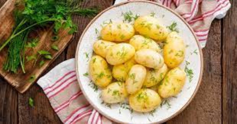 Картопля молода з зеленью