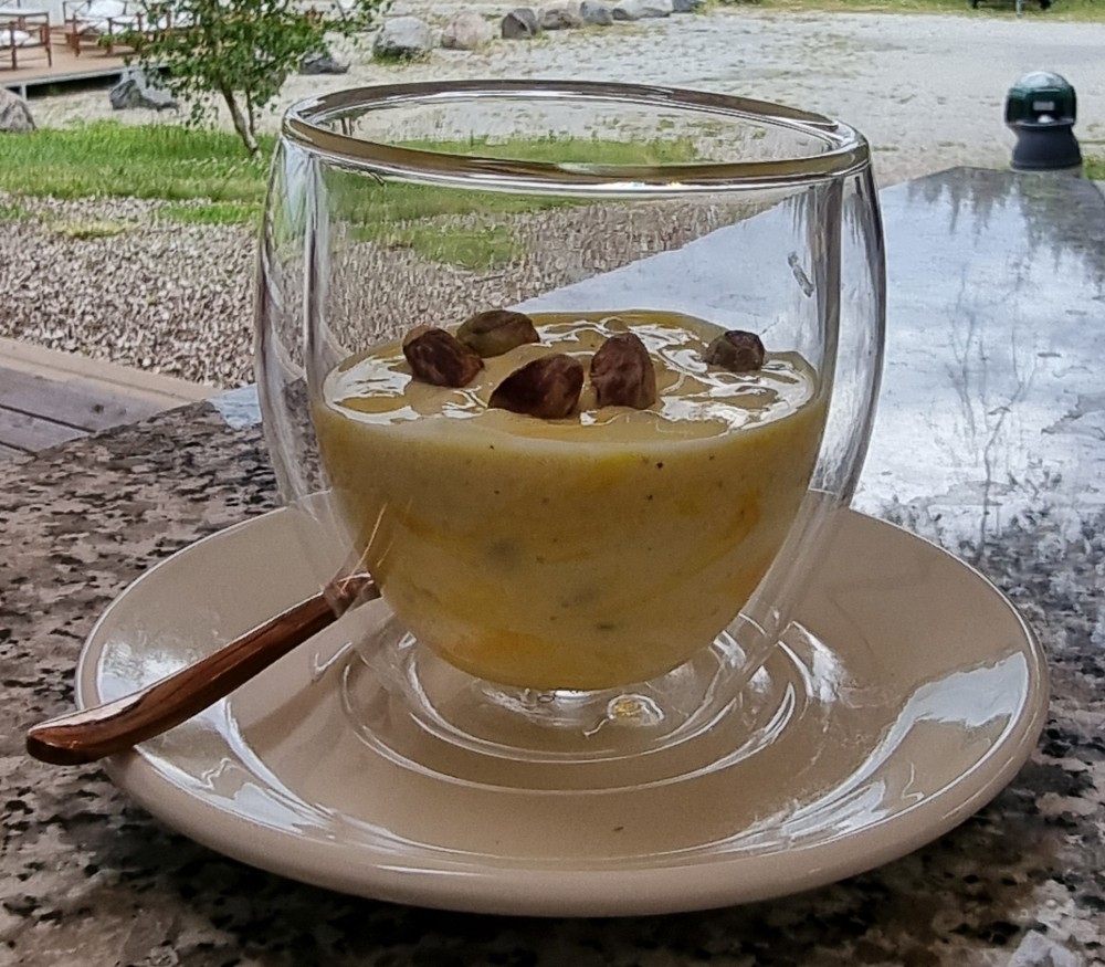 Thick yoghurt with saffron and nuts