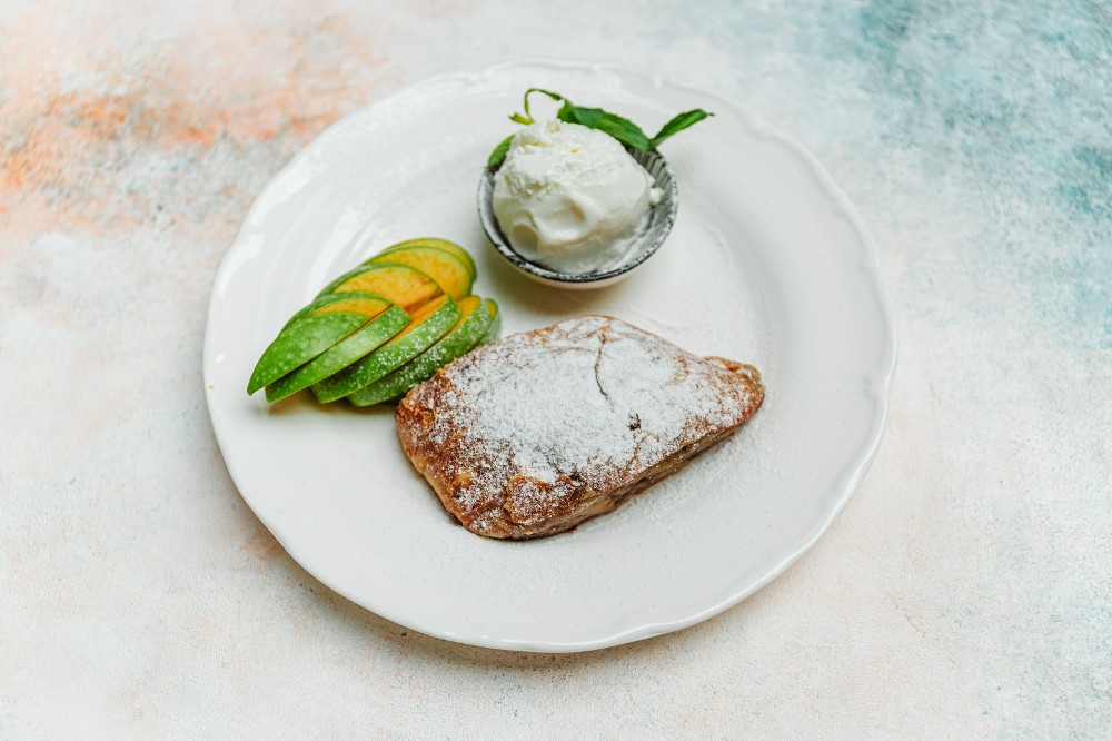 Alma və kişmiş ilə Strudel/Штрудель с яблоком и изюмом