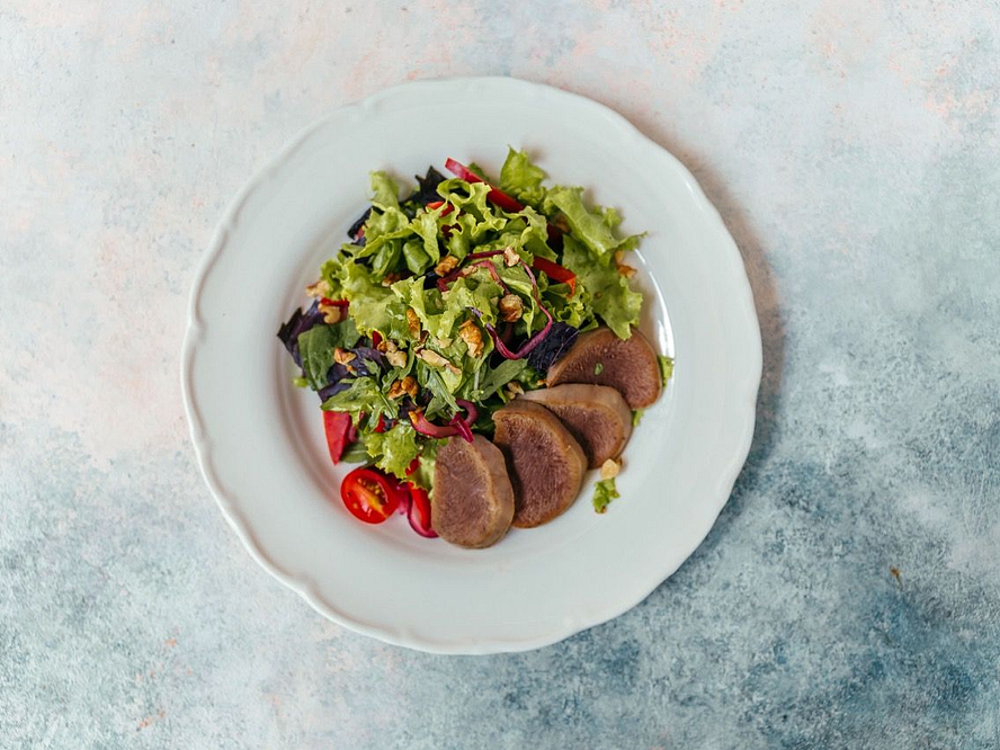 Xüsusi qaymaqlı souslu dil salatı/Салат с языком  
