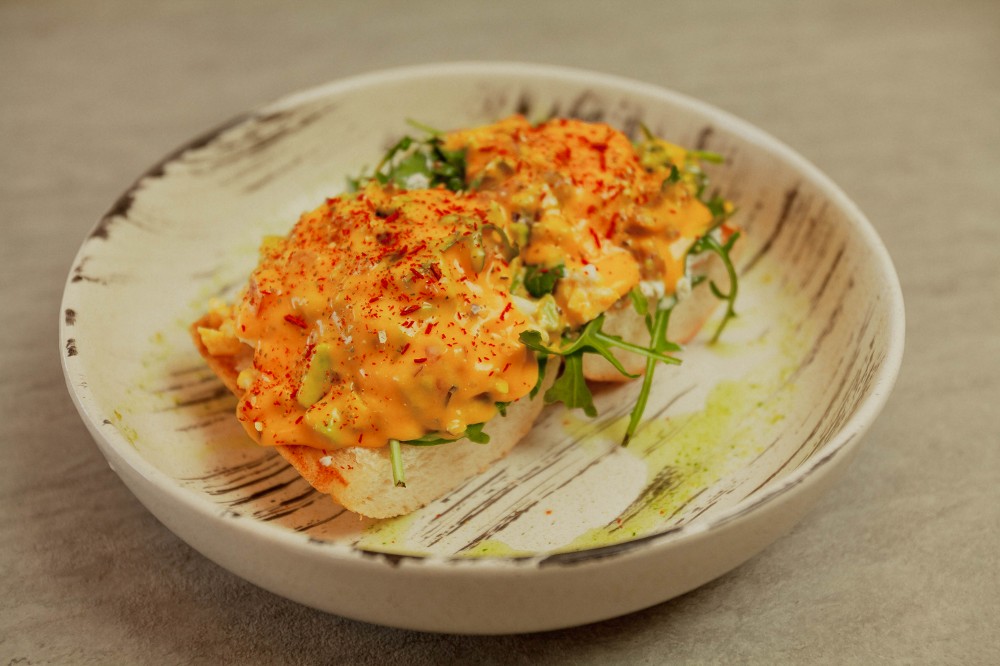 Брускета з куркою та соусом голондез - ГЛ