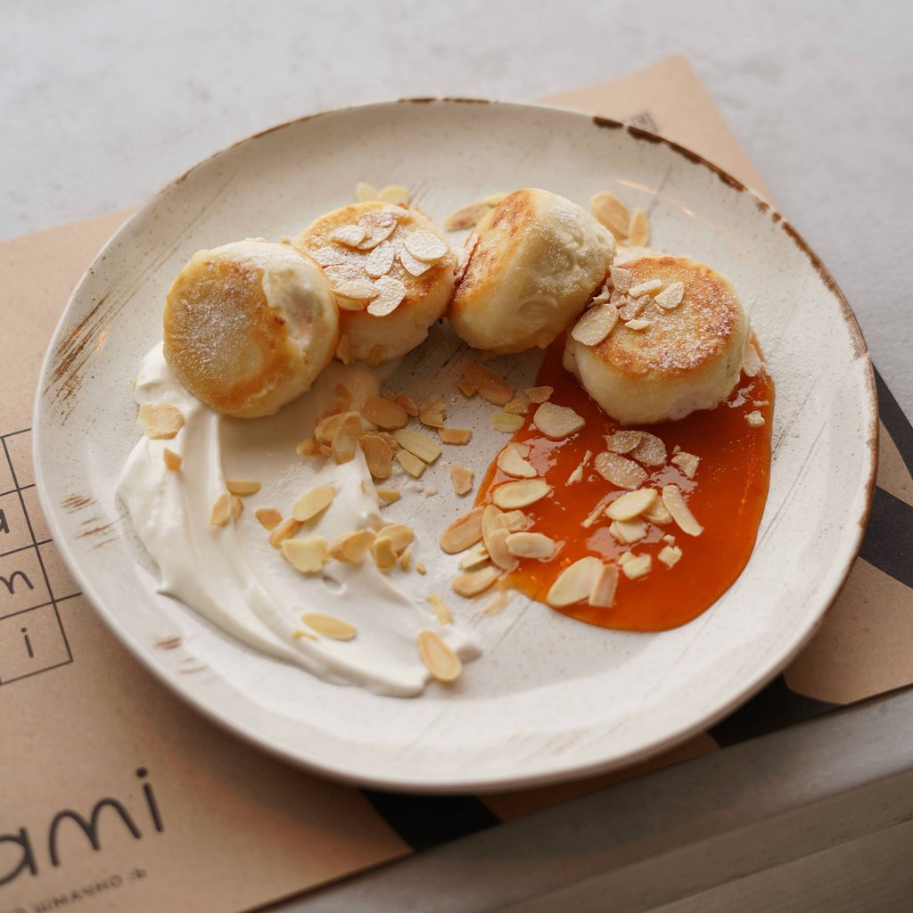 Сирники зі сметаною та джемом