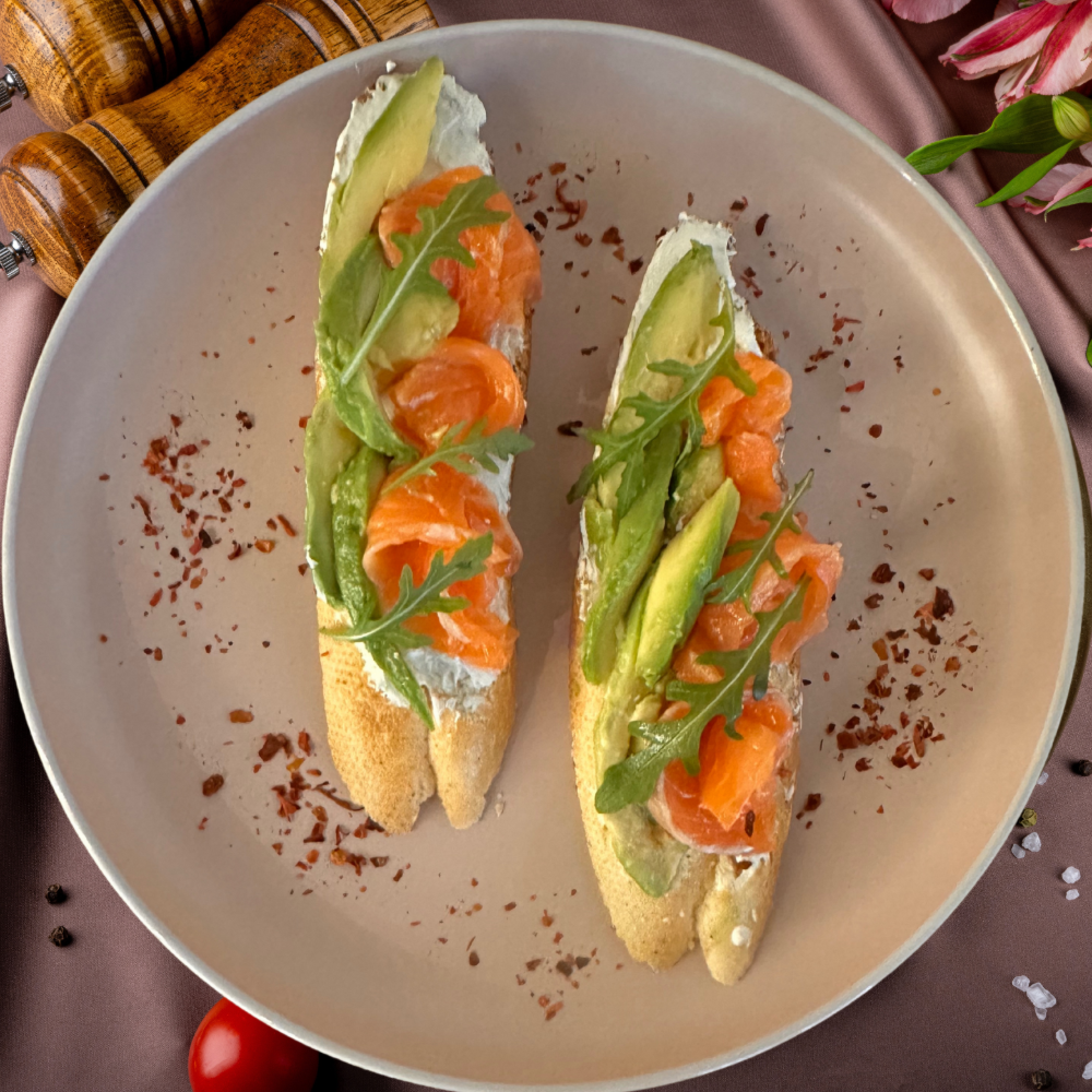 БРУСКЕТИ З ЛОСОСЕМ І АВОКАДО