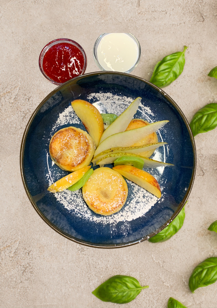 СОЛОДКІ СИРНИЧКИ З ЯГІДНИМ КЮЛІ та сметаною _доставка