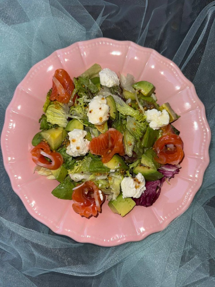 САЛАТ З ЛОСОСЕМ І АВОКАДО 