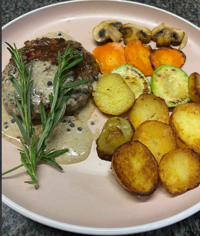 СТЕЙК РІБАЙ ПІД ПЕРЦЕВО-КОН'ЯЧНИМ СОУСОМ (ГАРНІР оплачується додатково) 