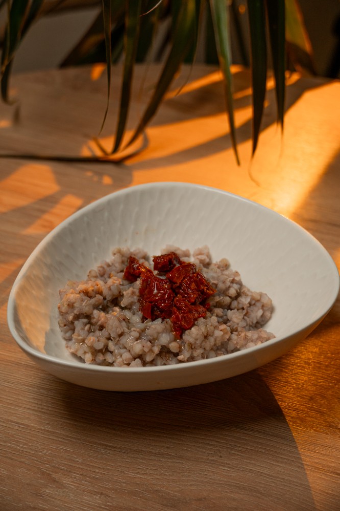 ГРЕЧКА ЗЕЛЕНА ВІДВАРНА З В'ЯЛЕНИМИ ТОМАТАМИ