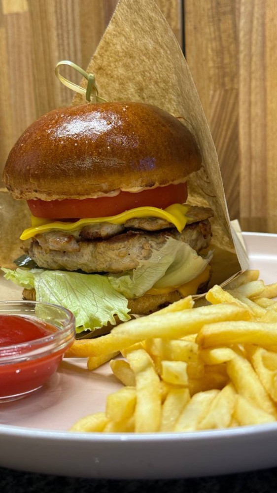 БУРГЕР З ІНДИЧКОЮ ТА БЕКОНОМ