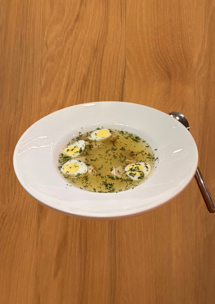 КУРЯЧИЙ БУЛЬЙОН З ПЕРЕПЕЛИНИМИ ЯЙЦЯМИ