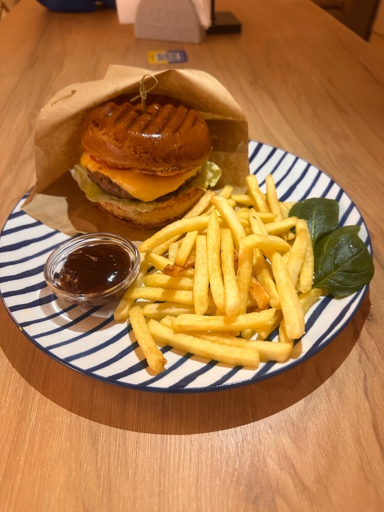 БУРГЕР AMERICAN DREAM З КАРТОПЛЕЮ ФРІ ТА КЕТЧУПОМ_Доставка