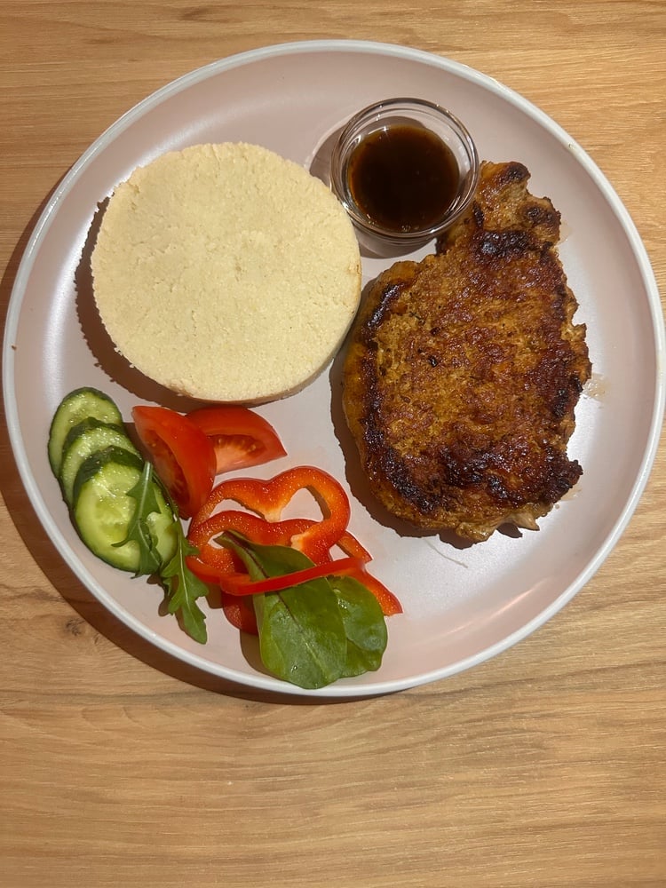 СТЕЙК ЗІ СВИНИНИ З Гарніром СОУСОМ ТА НАРІЗКОЮ_Доставка 