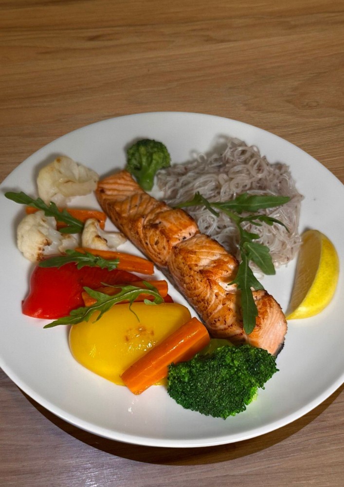 ЛОСОСЬ З ОВОЧАМИ ГРИЛЬ та ЛОКШИНОЮ_ДОСТАВКА